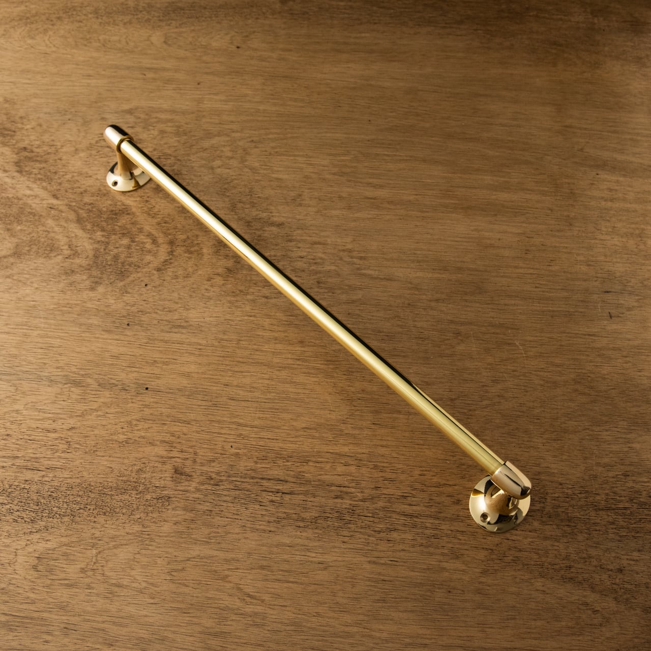 Q TOWEL BAR
