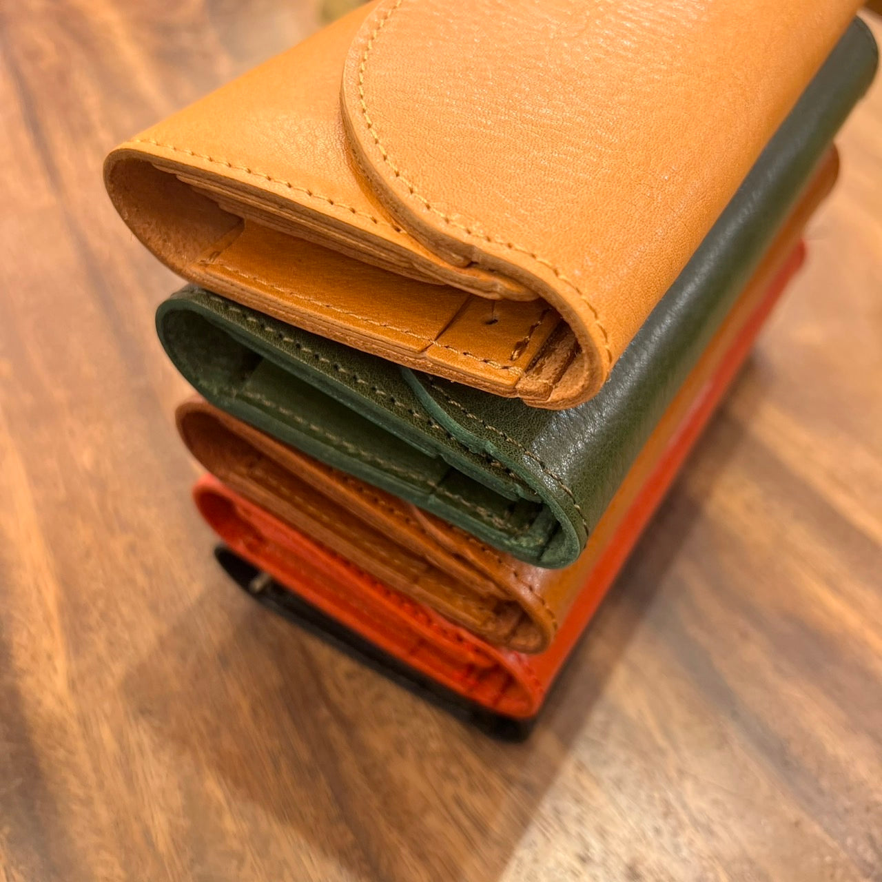 ヌメオイル ぴったりフラップロングウォレット