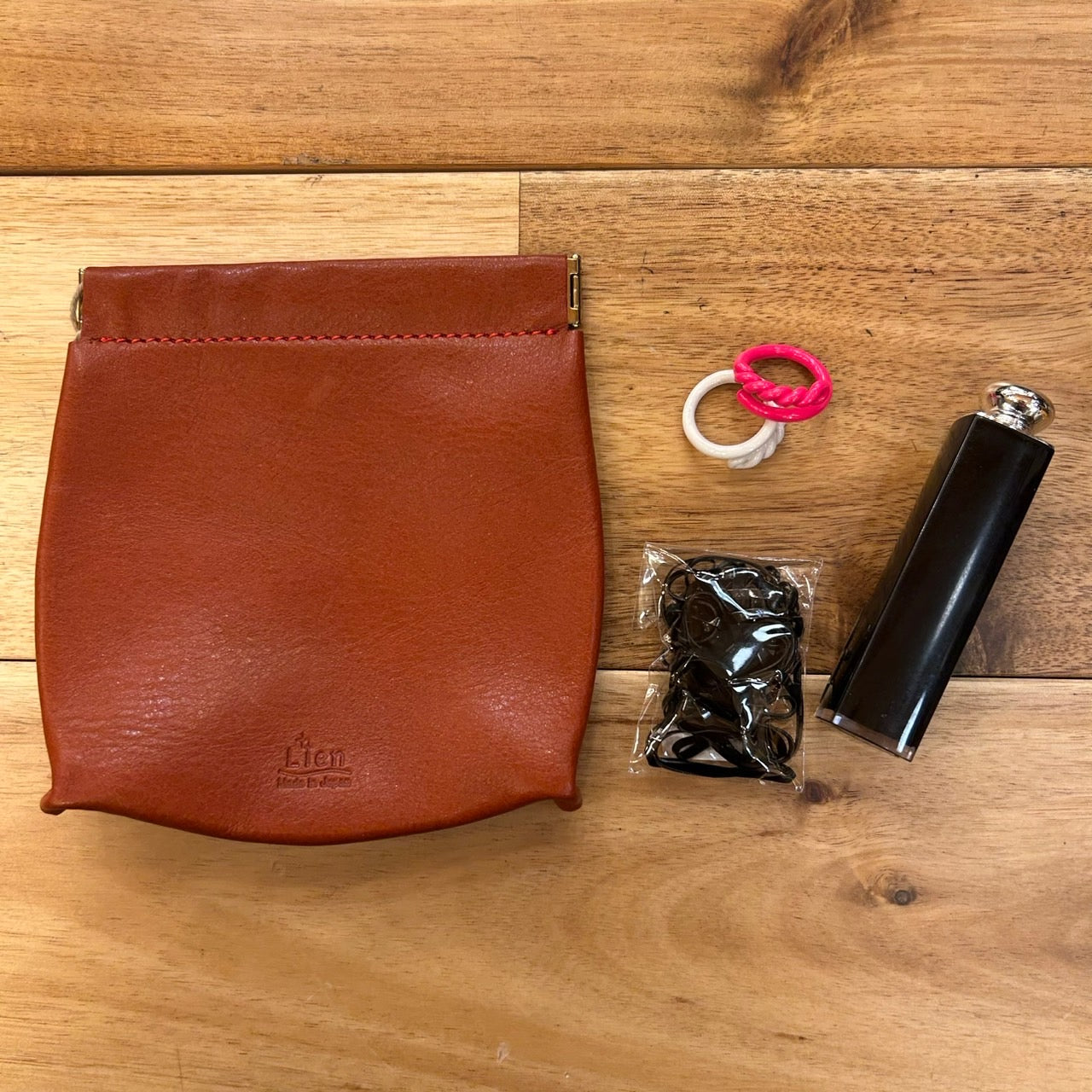 ヌメシュリンクバネマルチポーチ