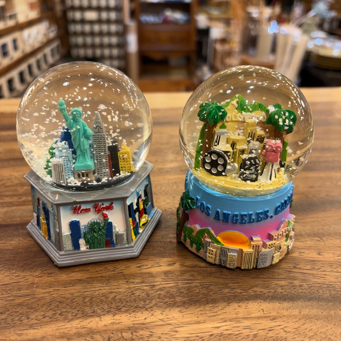 SOUVENIR SNOW GLOBE